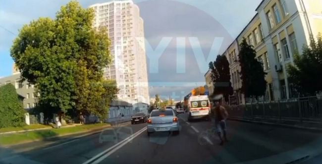 Бэтмен жив: в Киеве мужчина выпрыгнул на ходу из скорой помощи и сбежал. ВИДЕО