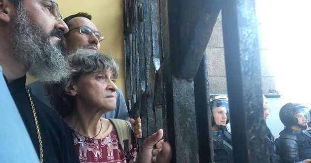 Протестующие в Москве скрывались от полиции в церкви. ВИДЕО