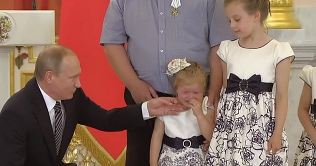 Путин без стыда хлопал девочку по попе. ВИДЕО