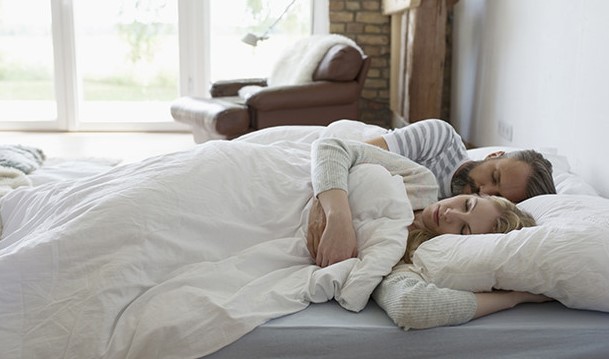 Дамам на заметку: как вести себя в постели с мужчинами разного возраста