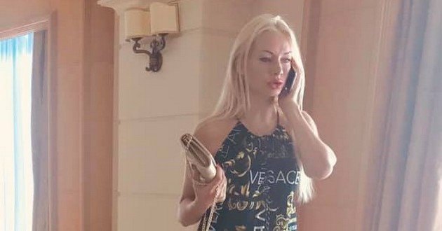 Будущая нардепка от "Слуги народа" выгуляла в Трускавце сарафан от Versace