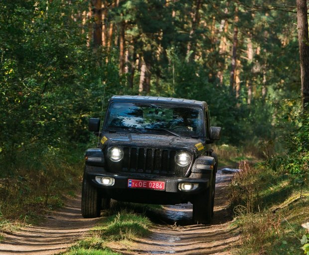 Jeep Wrangler показали во всей красе: яркие фото