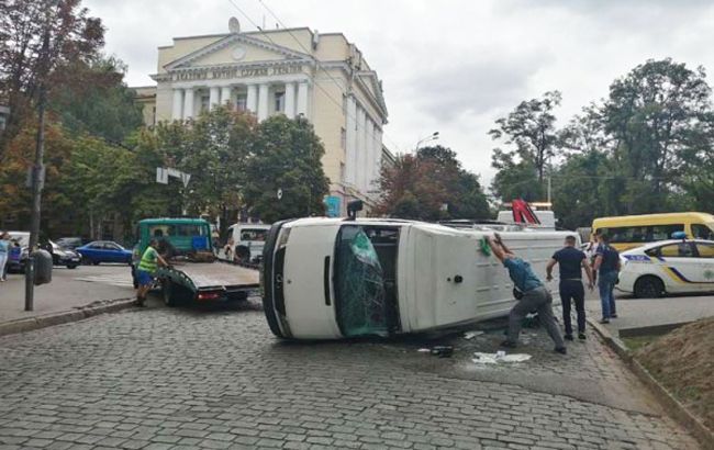 Жуткое ДТП в центре Днепра: легковушка протаранила маршрутку, есть пострадавшие