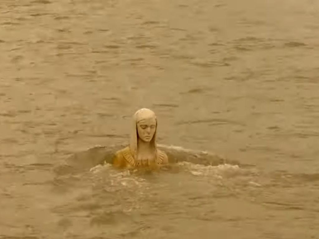 На Прикарпатье из реки внезапно появилась статуя «Божьей Матери». ВИДЕО