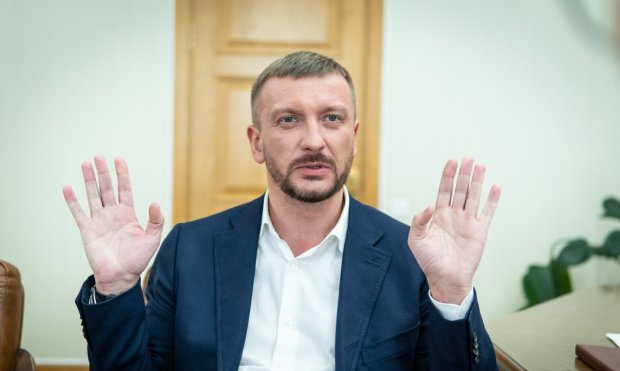 Годами обманывал полицию: украинский министр попался на "левых" номерах
