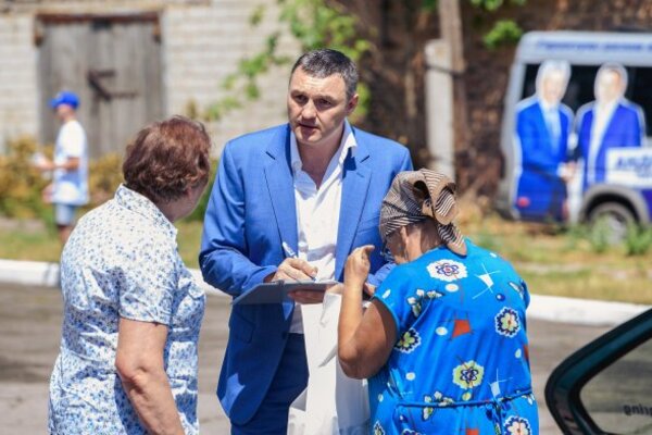 Забрал подарки: на Донбассе кандидат эпично отомстил избирателям за проигрыш 