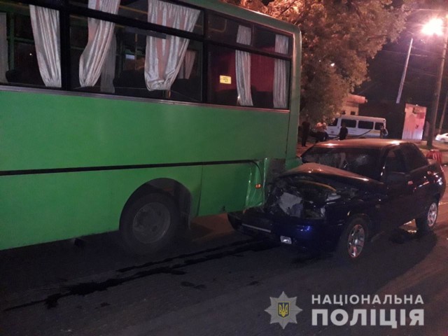 В Харькове легковушку расплющило об автобус. ФОТО