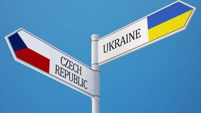 Чехия ввела новые правила выдачи рабочих карт украинцам