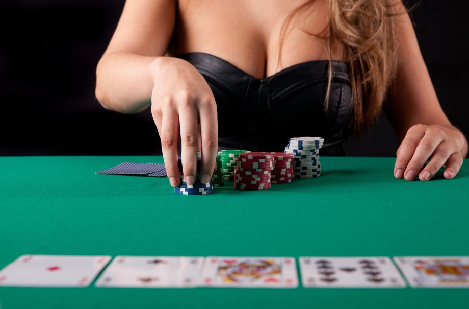 Муж разрешил своим друзьям дважды изнасиловать свою жену в счет покерного долга