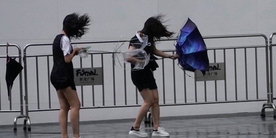 Китай атаковал мощный тайфун: число жертв превысило 40 человек