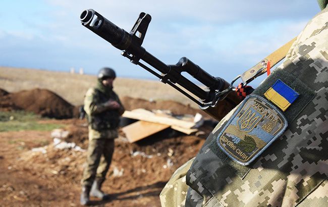 На Донбассе вражеский снайпер подстрелил украинского военного