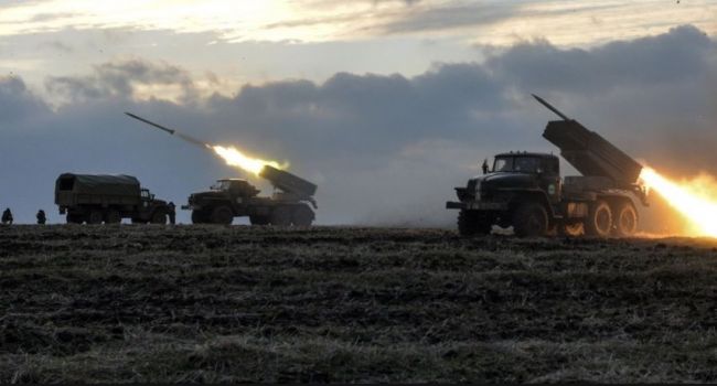 «Все идет к войне»: на оккупированный Донбасс перебросили около сотни «Градов», танков и гаубиц
