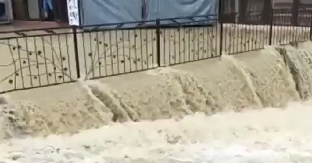 Любимый курорт Путина смыло в море: впечатляющее ВИДЕО