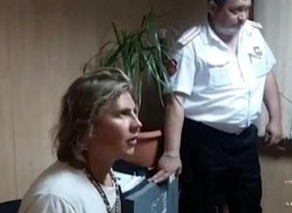 "Где я?": пьяный россиянин пытался выбить иллюминатор головой. ВИДЕО