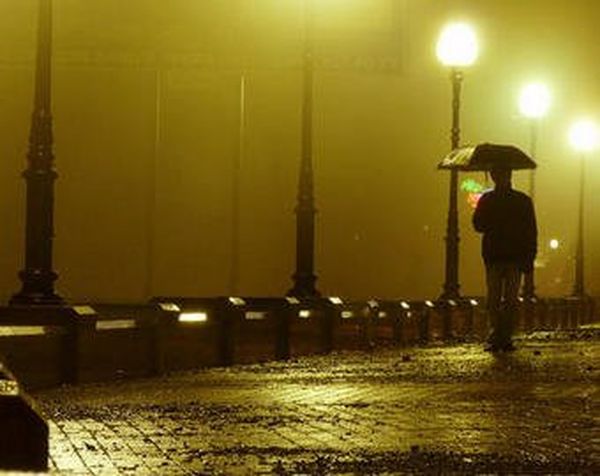 Мужчина, гуляющий под зонтом, чудом спасся после удара молнии. ВИДЕО
