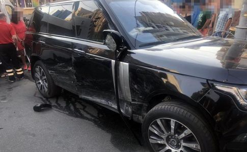 В центре Киева столкнулись Range Rover и Tesla: внедорожник отбросило на людей. ФОТО