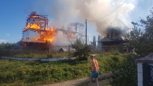 На Прикарпатье вспыхнула 130-летняя церковь: деревянное здание горело несколько часов. ФОТО