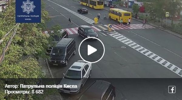 Шокирующее видео: в Киеве перебегавшую дорогу женщину сбивает авто