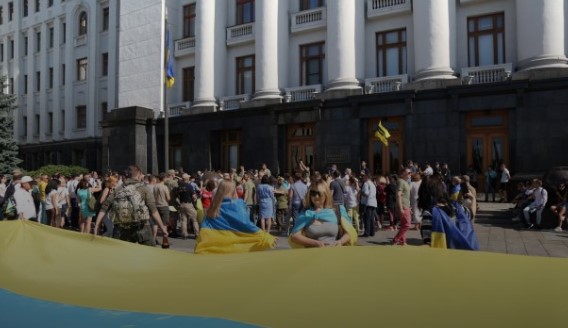 Украинцы массово митингуют возле Офиса президента: что случилось