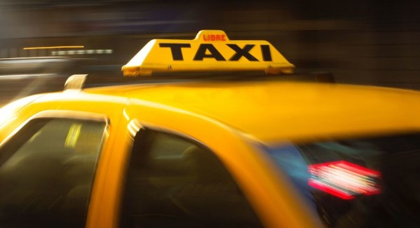 В Киеве таксист надругался над пассажиркой, а затем ее ограбил
