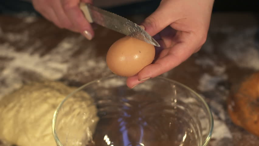 Яйца надо разбивать не ножом и не об край тарелки: вот как правильно
