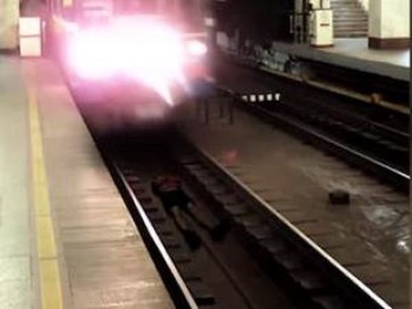 Ради лайков российский пранкер лег под поезд метро. ВИДЕО