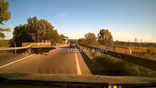 Крушение моста в Харькове попало на ВИДЕО. Чудом никто не пострадал