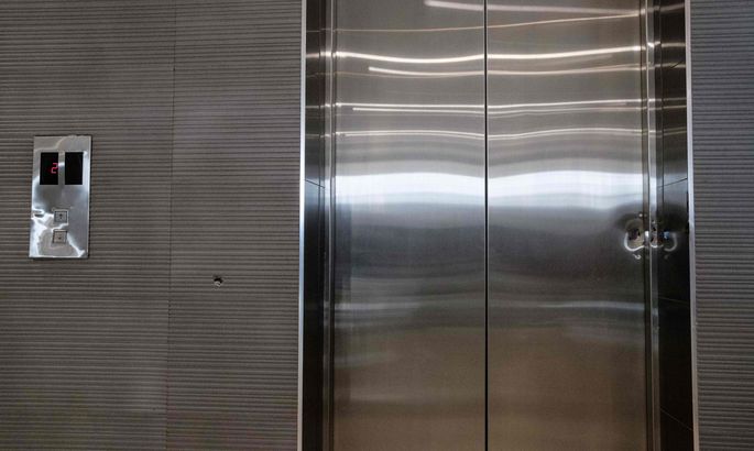 Женщина чудом избежала смерти в неисправном лифте. ВИДЕО