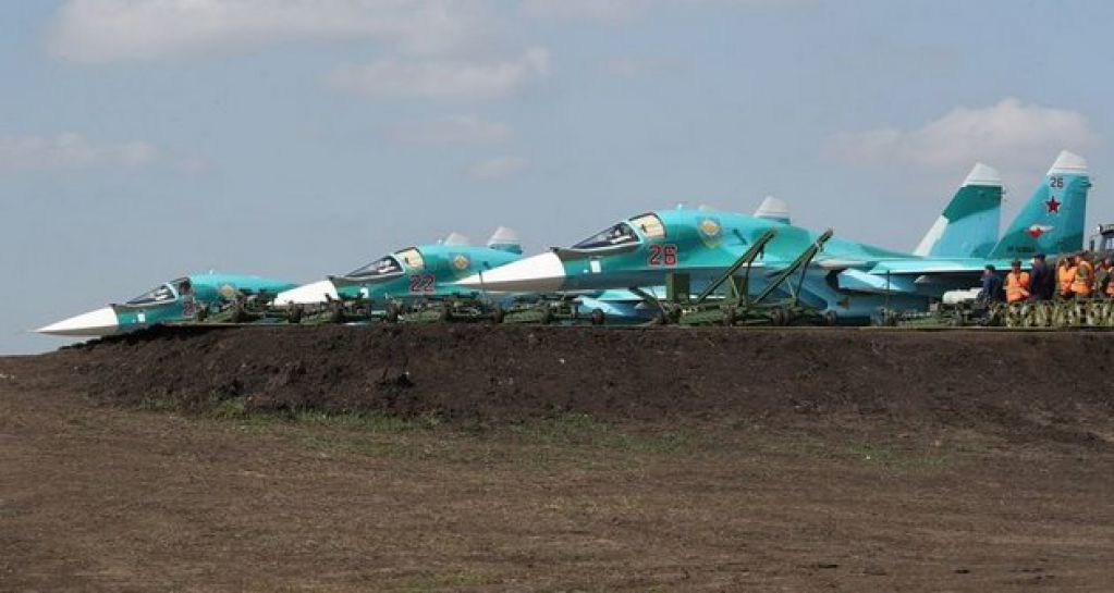 Дюжина бомбардировщиков села на шоссе: что происходит у китайско-российской границы. ВИДЕО