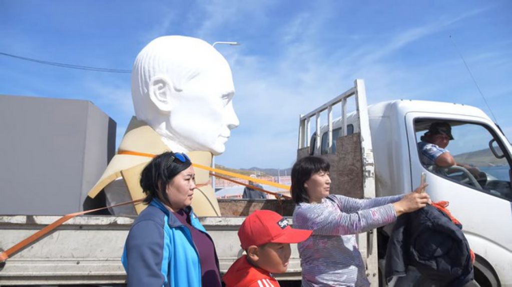 В России установили голову Путина. ВИДЕО