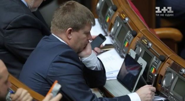 Депутаты в Раде ушли "в подполье": курьезные кадры пряток от журналистов