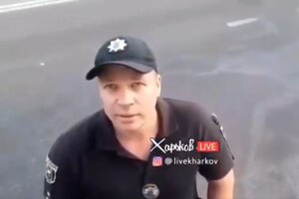 В Харькове невменяемый коп атаковал водителя. ВИДЕО