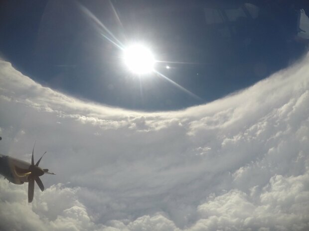Видеоролик года: самолет влетел в центр урагана Дориан