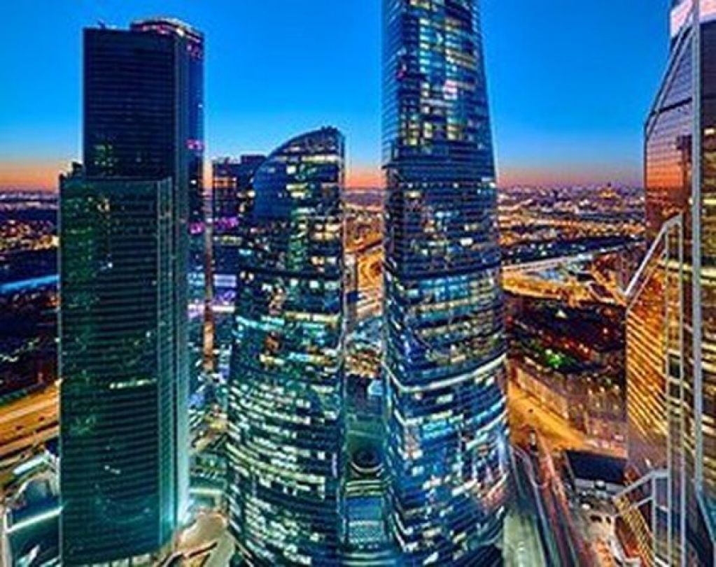 Отважный канатоходец прошел между небоскребами на огромной высоте. ВИДЕО