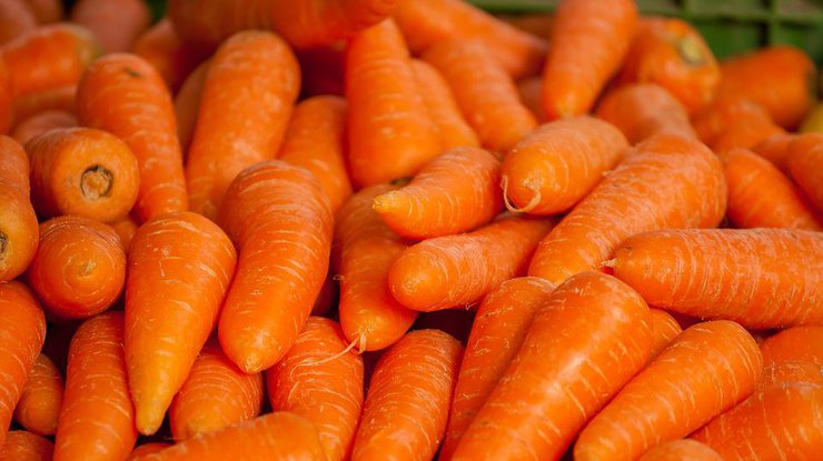 Медики объяснили, кому опасно есть много моркови