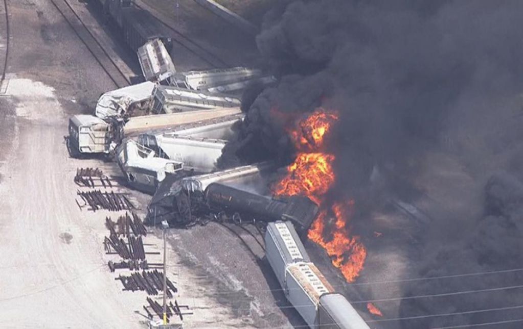 ЧП на ж/д дороге: поезд с пропаном сошел с рельсов и загорелся