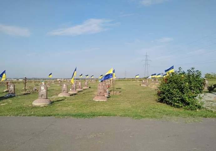 Днепровские коммунальщики сняли флаги с могил погибших бойцов АТО: что происходит. ФОТО