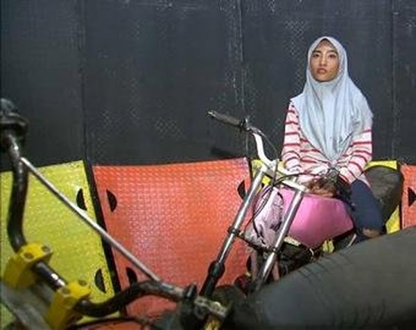 Юная мусульманка исполнила головокружительный трюк на «Стене смерти». ВИДЕО