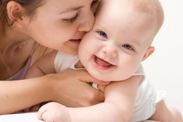 Ученые показали, что происходит с мозгом ребенка и матери во время их поцелуя