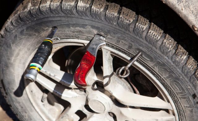 В Запорожье неизвестный прокалывает шины на автомобилях. ВИДЕО