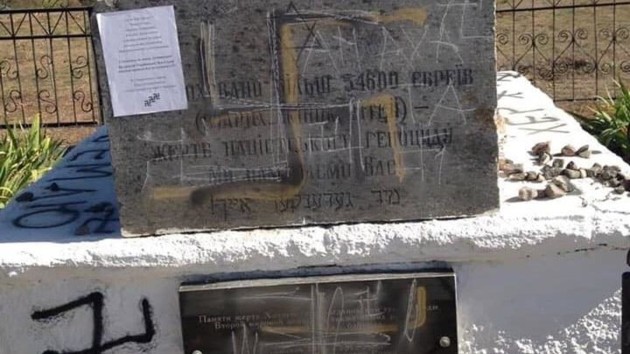 Вандалы осквернили памятник жертвам Холокоста и оставили записку Зеленскому. ФОТО