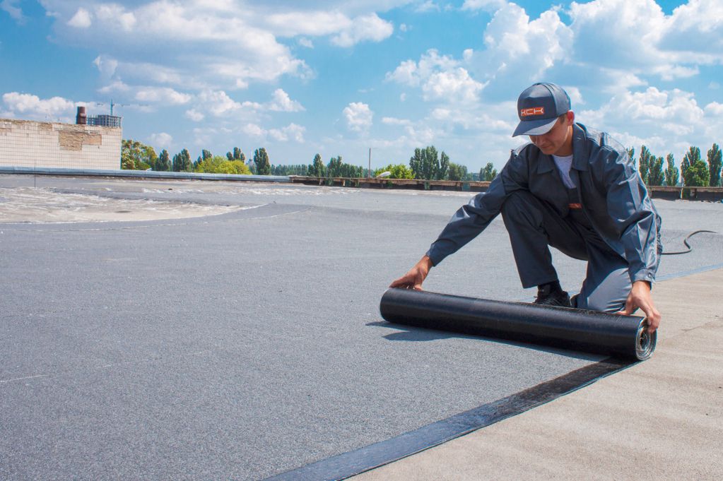 Старые многоэтажные дома: ремонт плоской крыши от KCK Roof