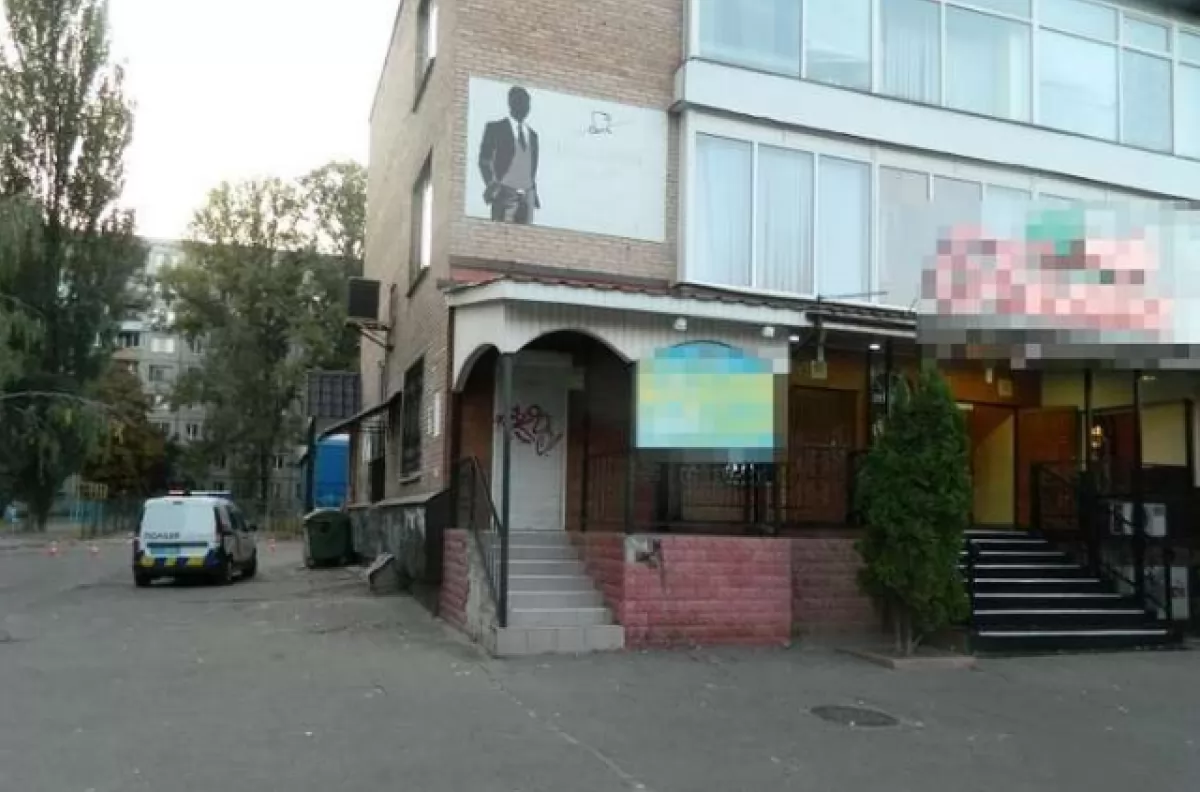 Поножовщина в киевском кафе: «скорая» увезла тяжело раненого мужчину