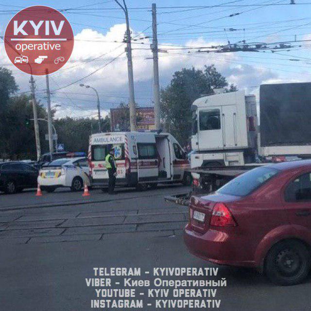 В Киеве женщина бросилась под колеса грузовика
