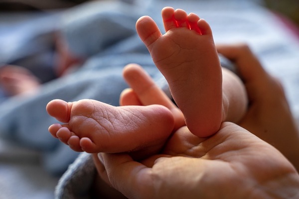 Жуткие кадры: в Индии родился ребенок с 4 ногами