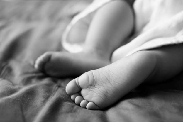 В Скадовске младенец нанизался головой на нож: умер в реанимации