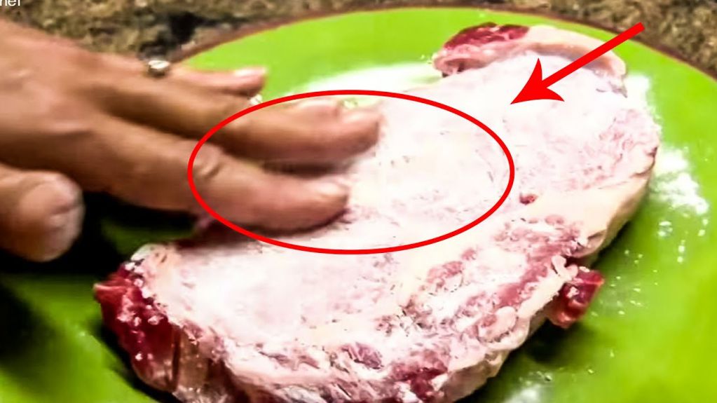 Вот почему перед готовкой надо посыпать мясо пищевой содой