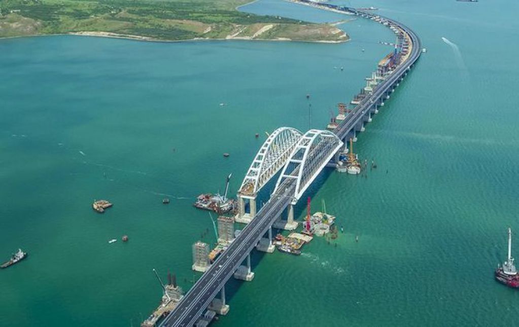 По Крымскому мосту прошел первый железнодорожный состав