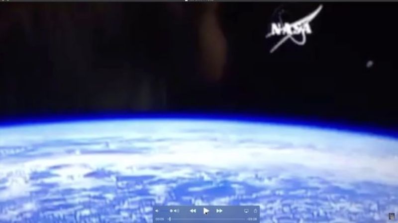 Камера МКС засекла около Земли непонятный треугольный объект. ВИДЕО
