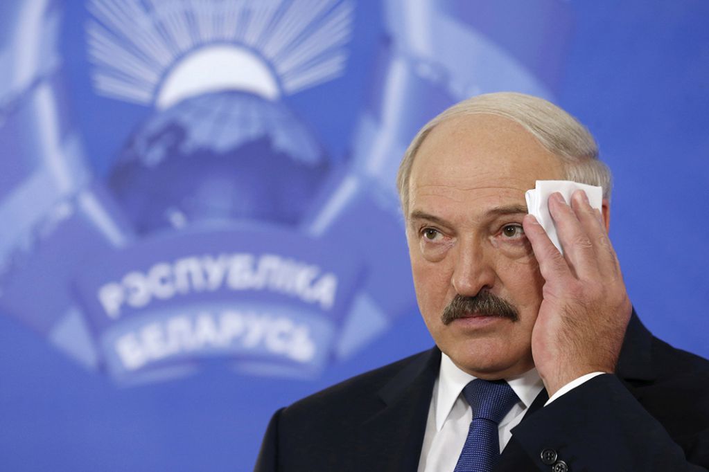 "Надоело врать, я ухожу": в Белоруси Лукашенко "отправили в отставку"
